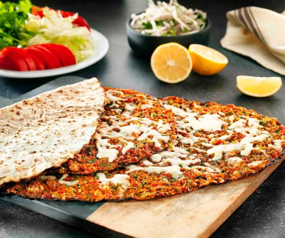 Lahmacun Çeşitleri: Klasik, Kaşarlı ve Fındık Lahmacun