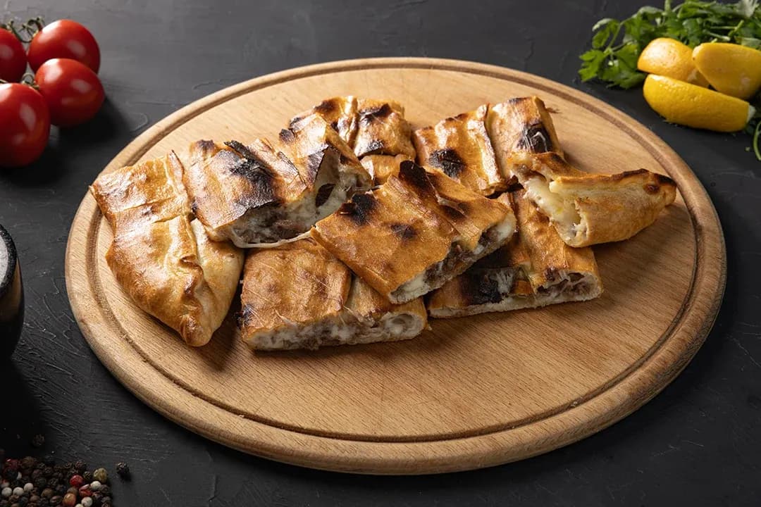 Kavurmalı Kaşarlı Pide - Efendi Usta Konak Kebap Sancaktepe